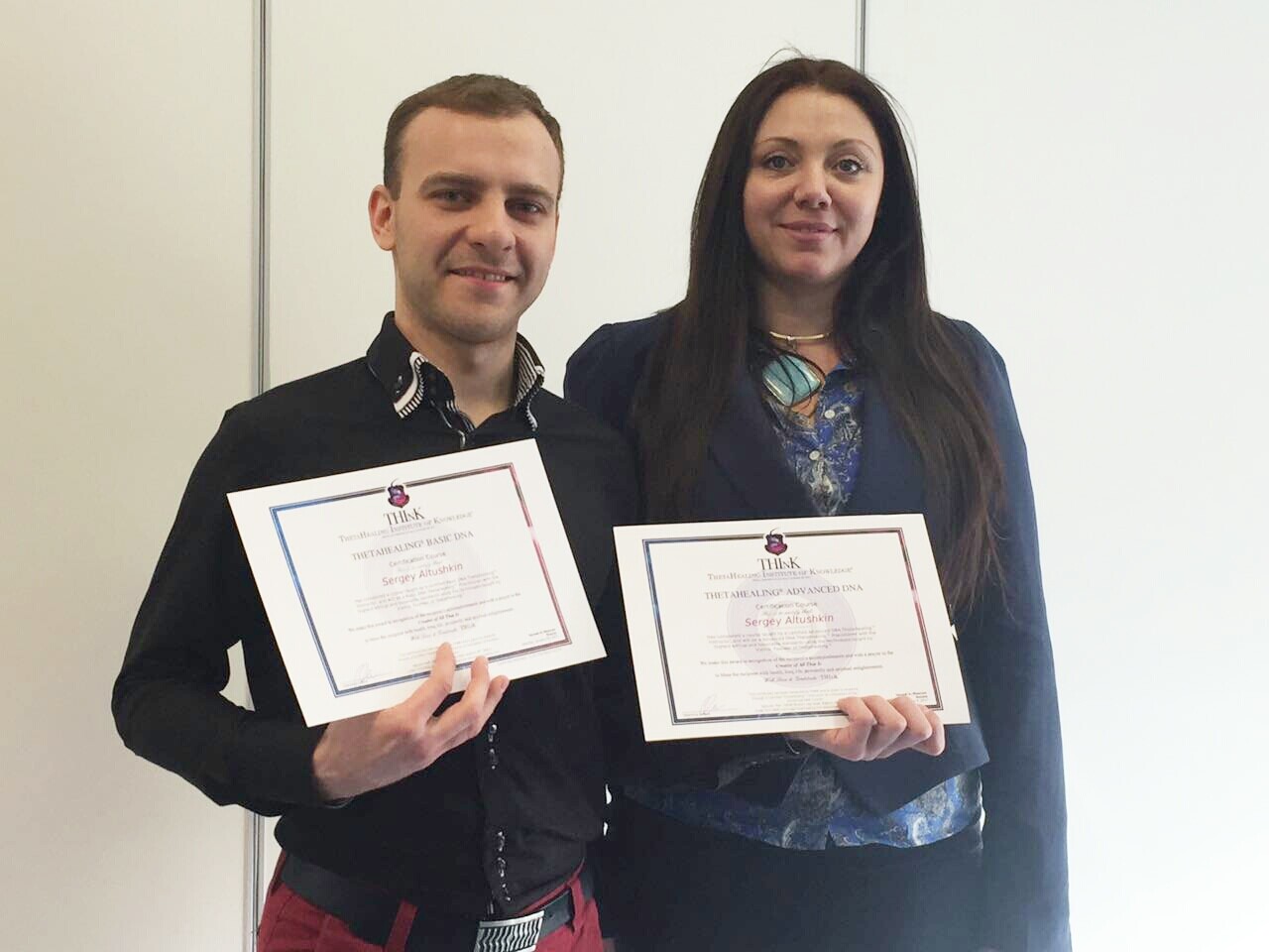 тета практик и экстрасенс Сергей Алтушкин с дипломом вместе с Валентиной Орловой тета практик и экстрасенс Сергей Алтушкин с дипломом вместе с Валентиной Орловой